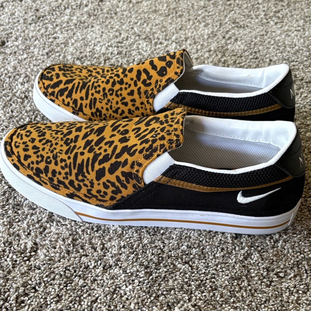 Nike cheetah slip ons NEW w/o the box, 9.
